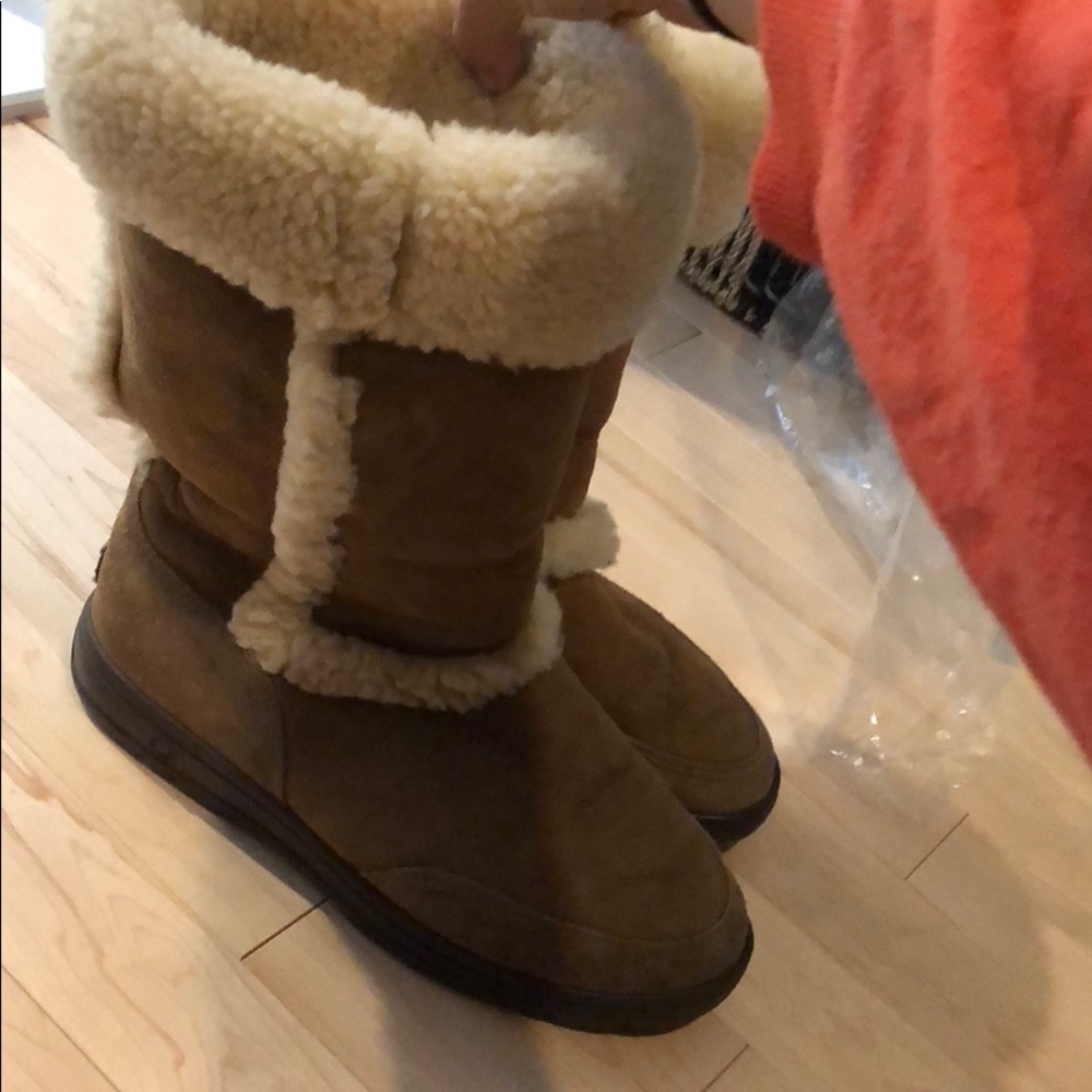 Ugg with fur (hole in back of right pair)